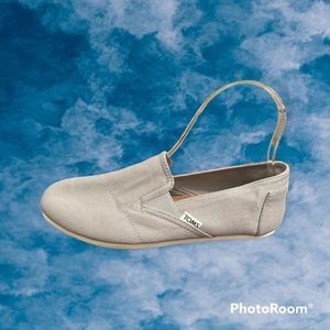 NWOT Tom’s Low Top Grey Sneakers